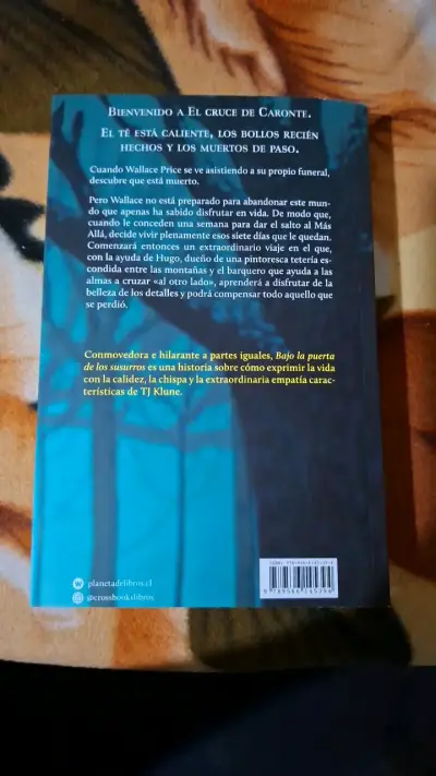 Libro 'Bajo la Puerta de los Susurros' de TJ Klune - miniatura 2