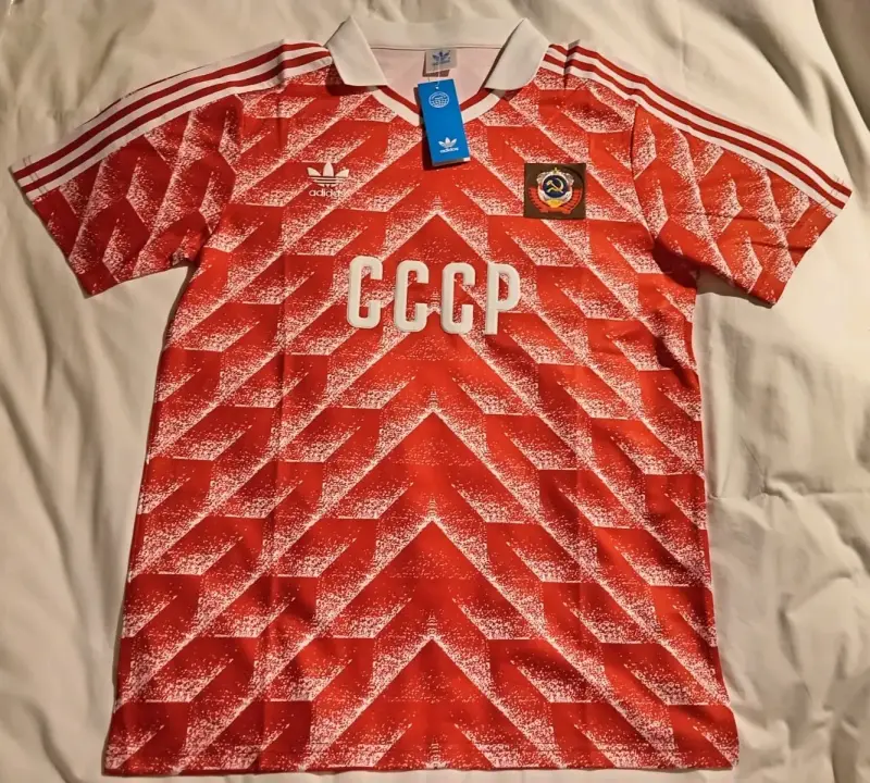 Camiseta retro Adidas CCCP roja con diseño geométrico - 1
