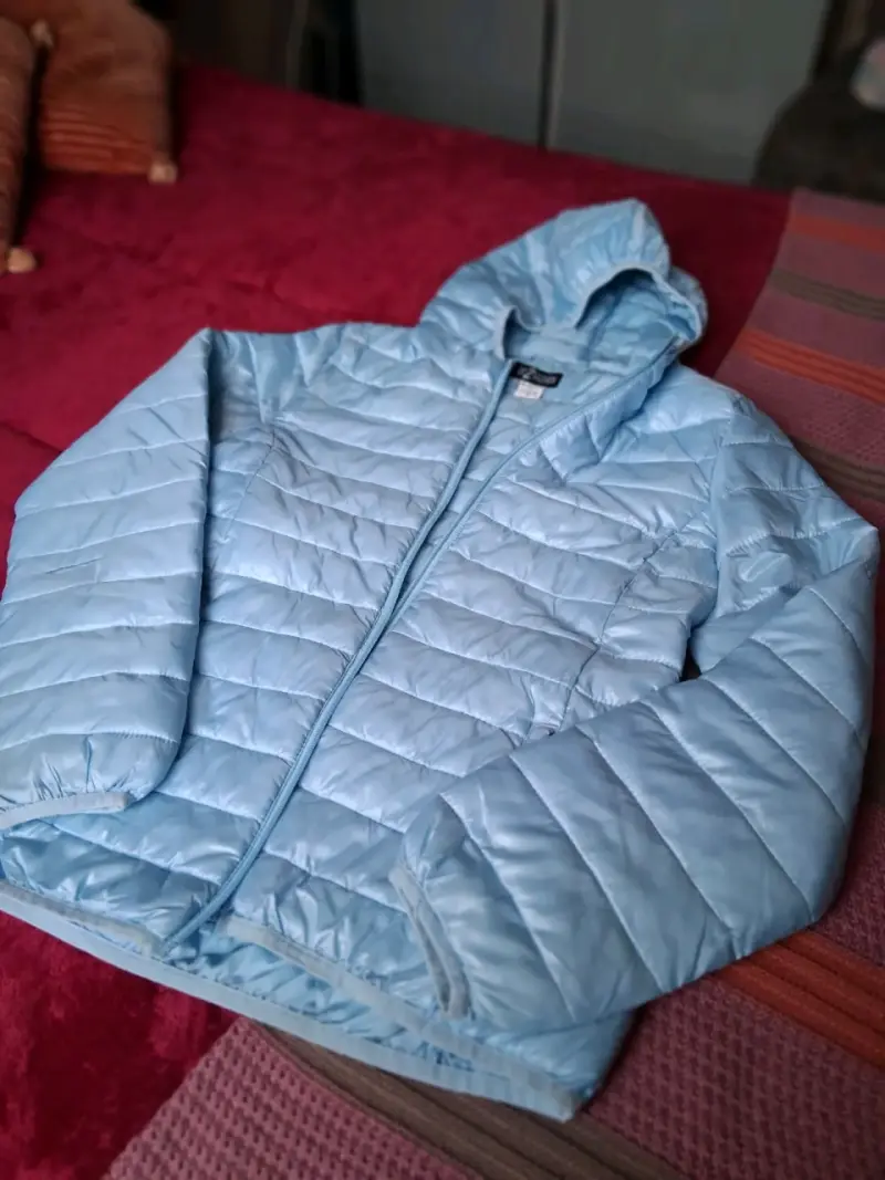 Chaqueta acolchada azul claro con capucha - 1