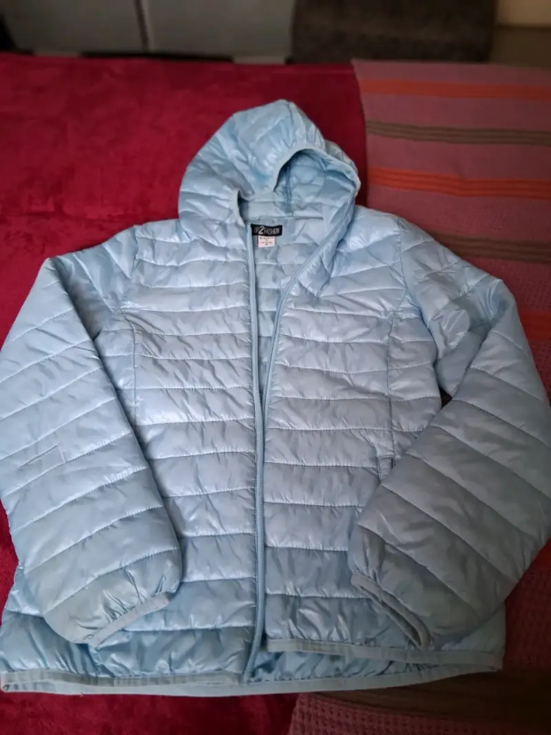 Chaqueta acolchada azul claro con capucha - 2