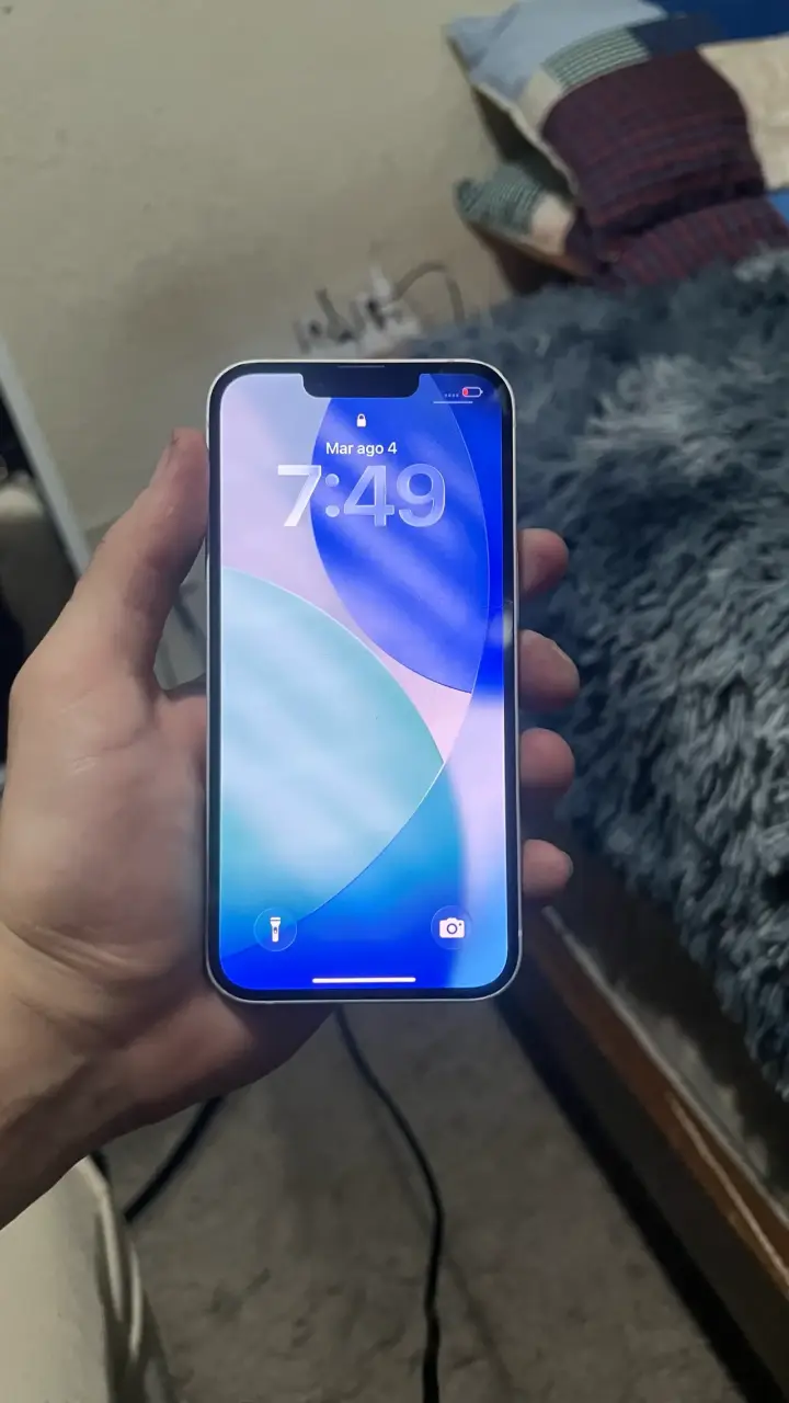 iPhone 13 en buen estado color blanco - 4