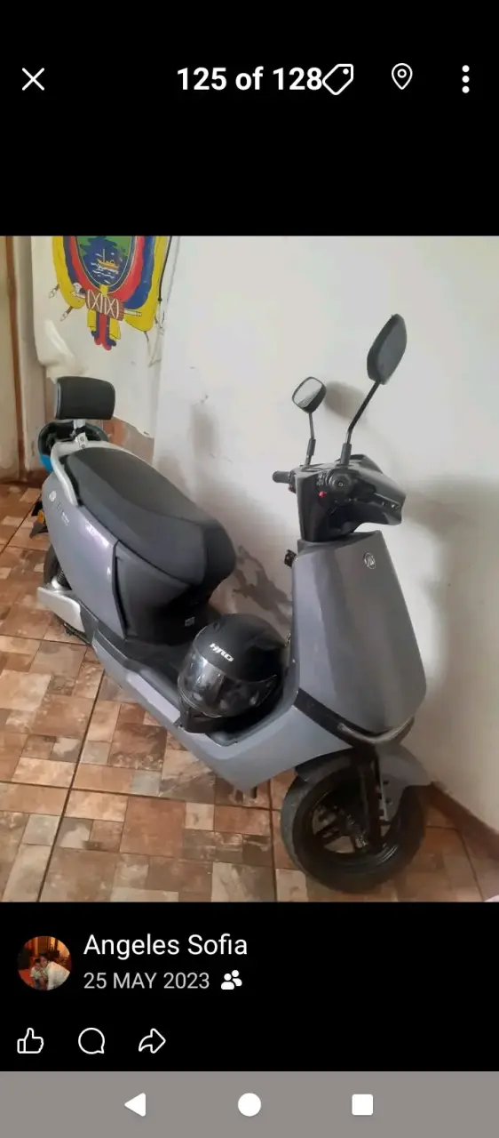 Scooter eléctrico gris con casco incluido - 1