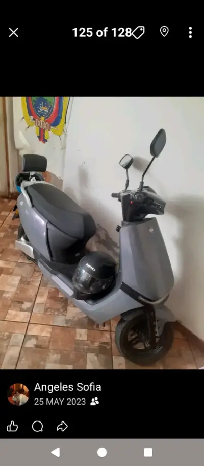 Scooter eléctrico gris con casco incluido - miniatura 1