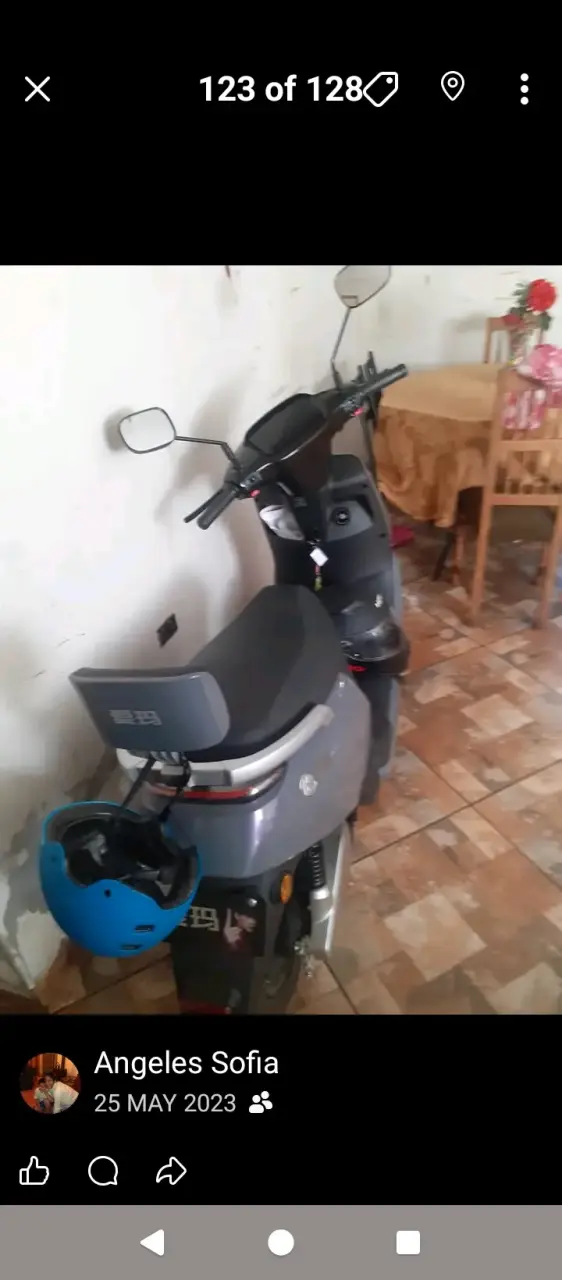 Scooter eléctrico gris con casco incluido - 2