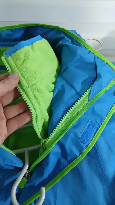 Chaqueta de invierno azul para niño con capucha - miniatura 3