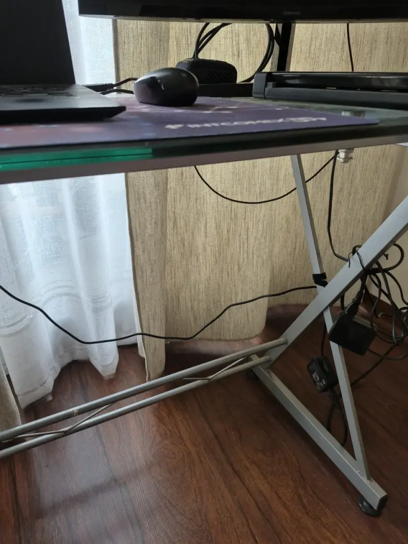 Escritorio de vidrio con estructura metálica moderna - 5