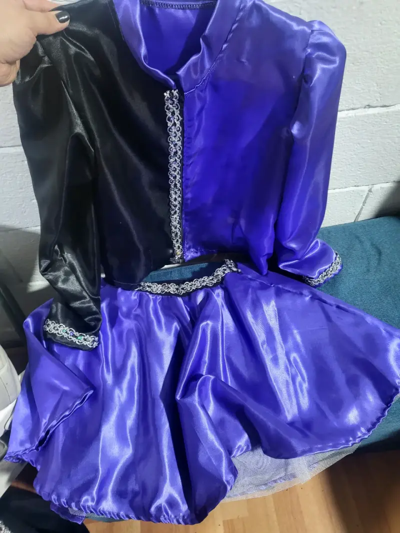 Traje caporal morado con negro