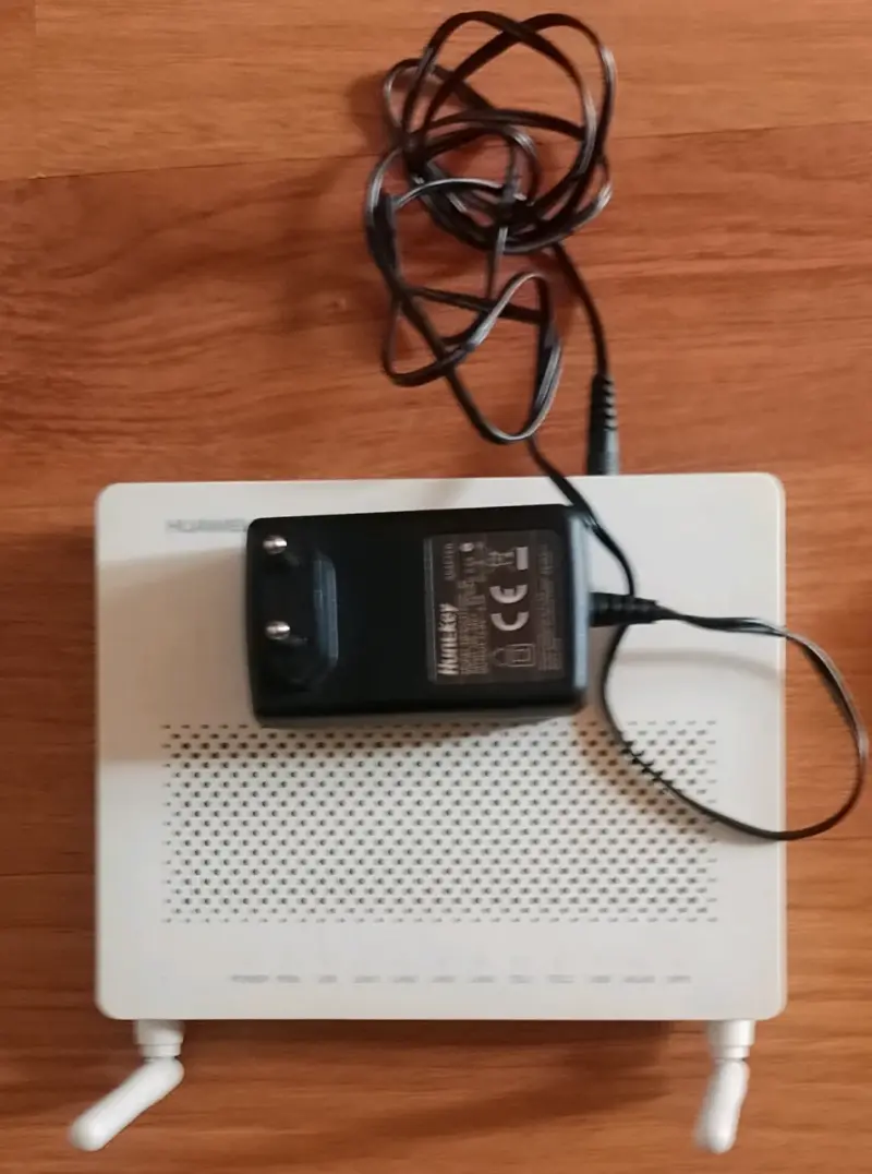 Router Huawei con adaptador de corriente
