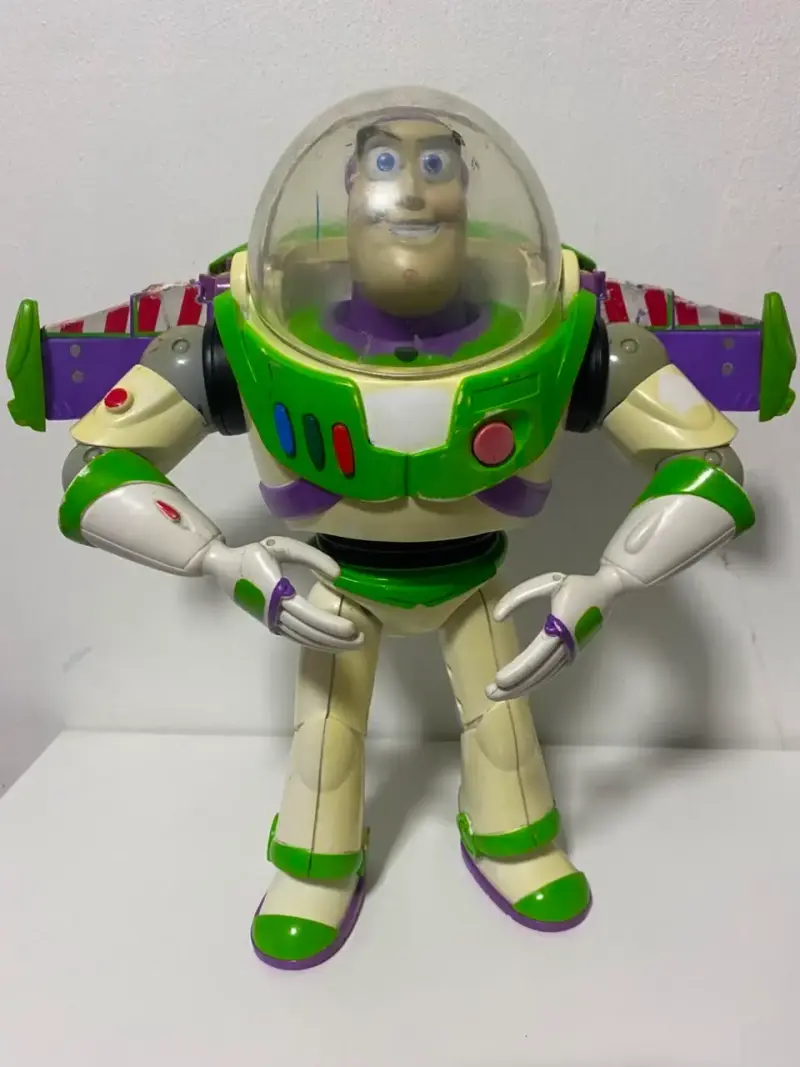 Figura de acción Buzz Lightyear con alas desplegab - 1