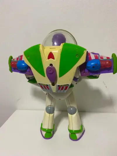 Figura de acción Buzz Lightyear con alas desplegab - miniatura 2