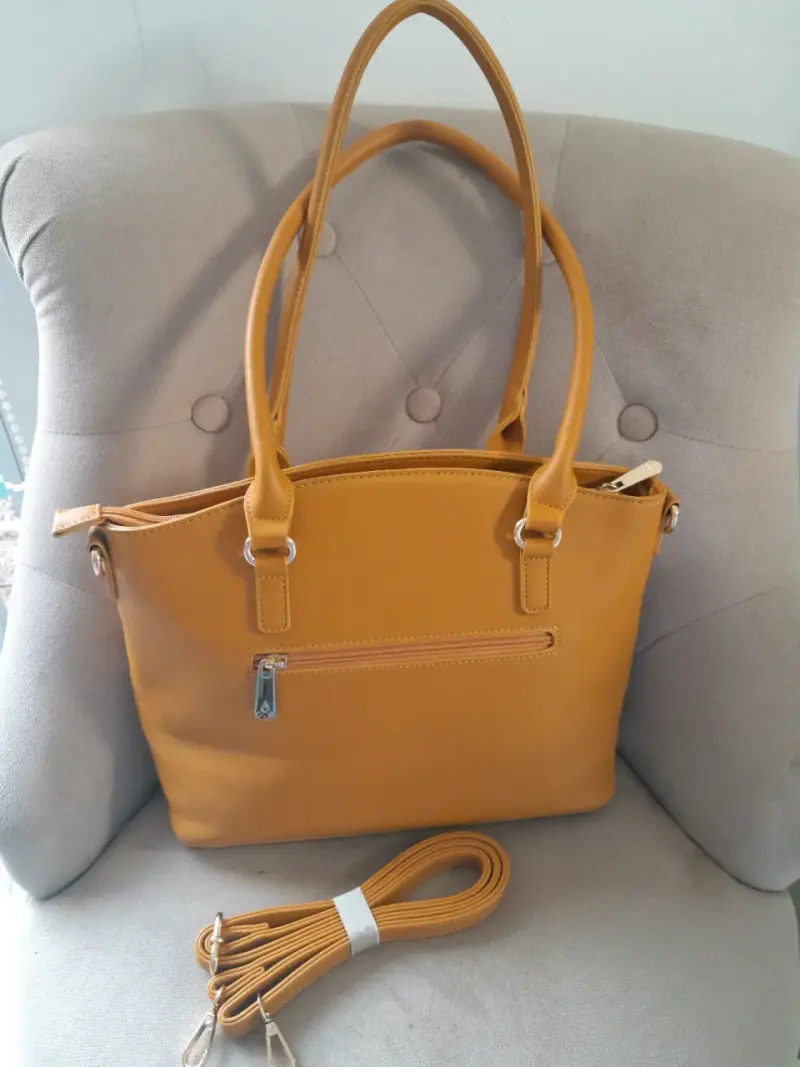 Bolso de mano color mostaza con correa ajustable - 1