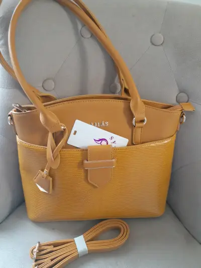 Bolso de mano color mostaza con correa ajustable - miniatura 2