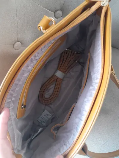 Bolso de mano color mostaza con correa ajustable - miniatura 3