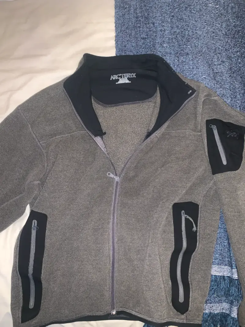 Polar Arc'teryx Covert Cardigan gris.