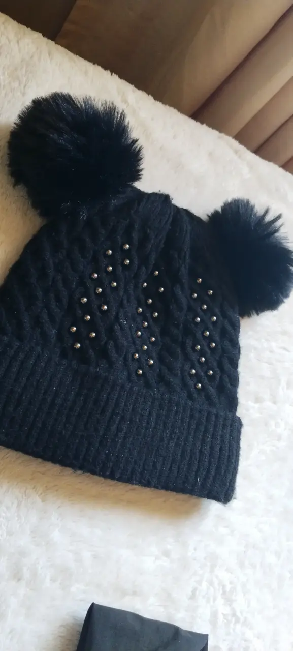 Gorro de lana negro con pompones y tachuelas