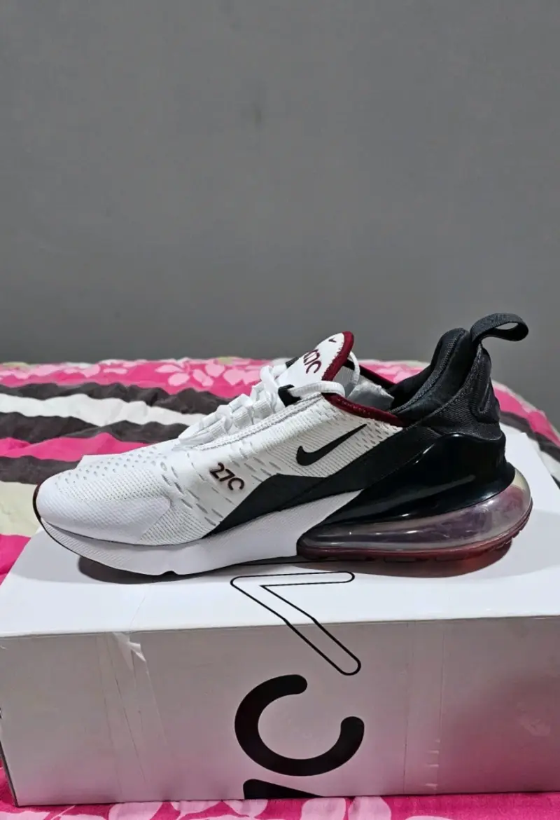 Zapatillas Nike Air Max 270 Blancas y Negras - 3