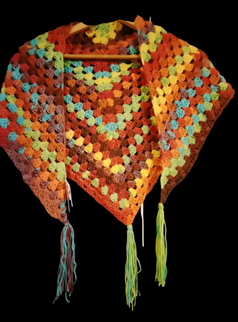 Chal tejido a crochet multicolor con flecos