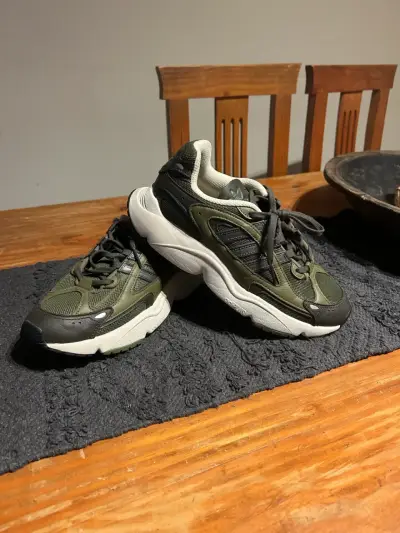 Zapatillas deportivas verde oliva para hombre - miniatura 1