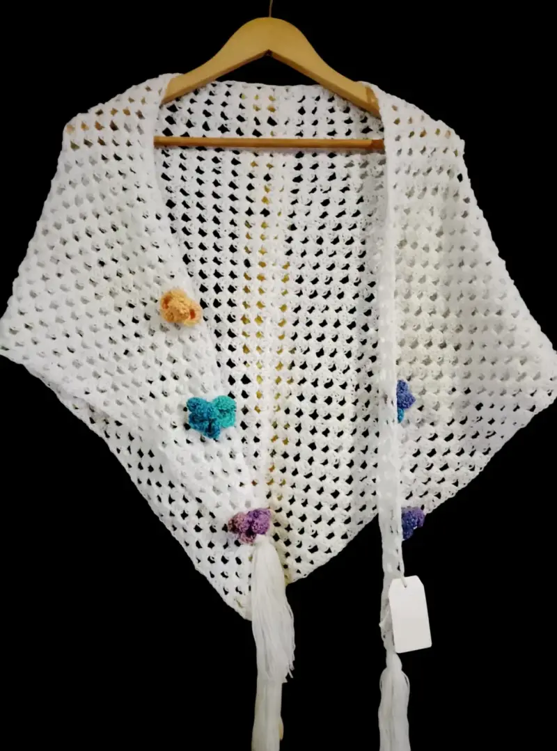 Chal tejido a crochet blanco con flores