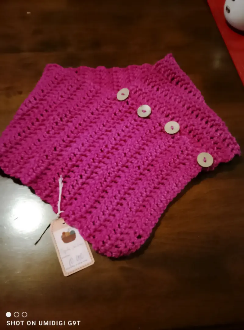 Cuello tejido a crochet fucsia con botones