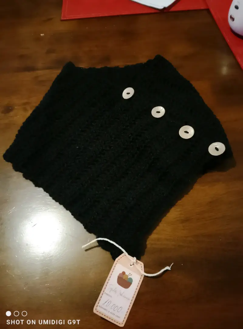 Cuello tejido negro con botones decorativos