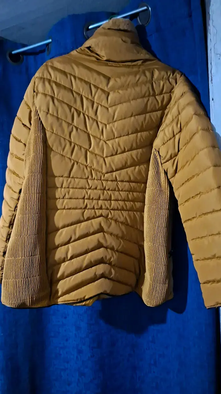 Chaqueta acolchada amarilla para mujer - 2