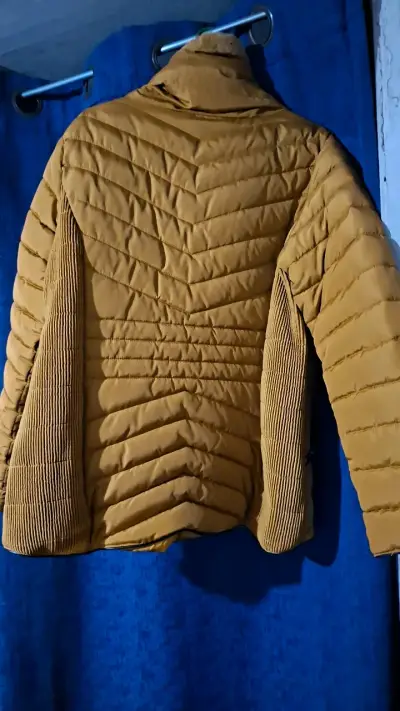 Chaqueta acolchada amarilla para mujer - miniatura 2