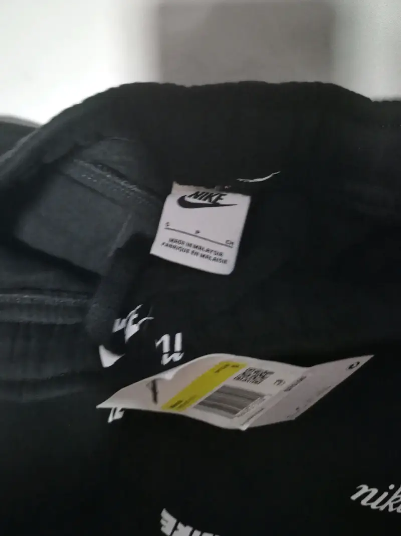 Pantalones deportivos Nike negros con logos - 4