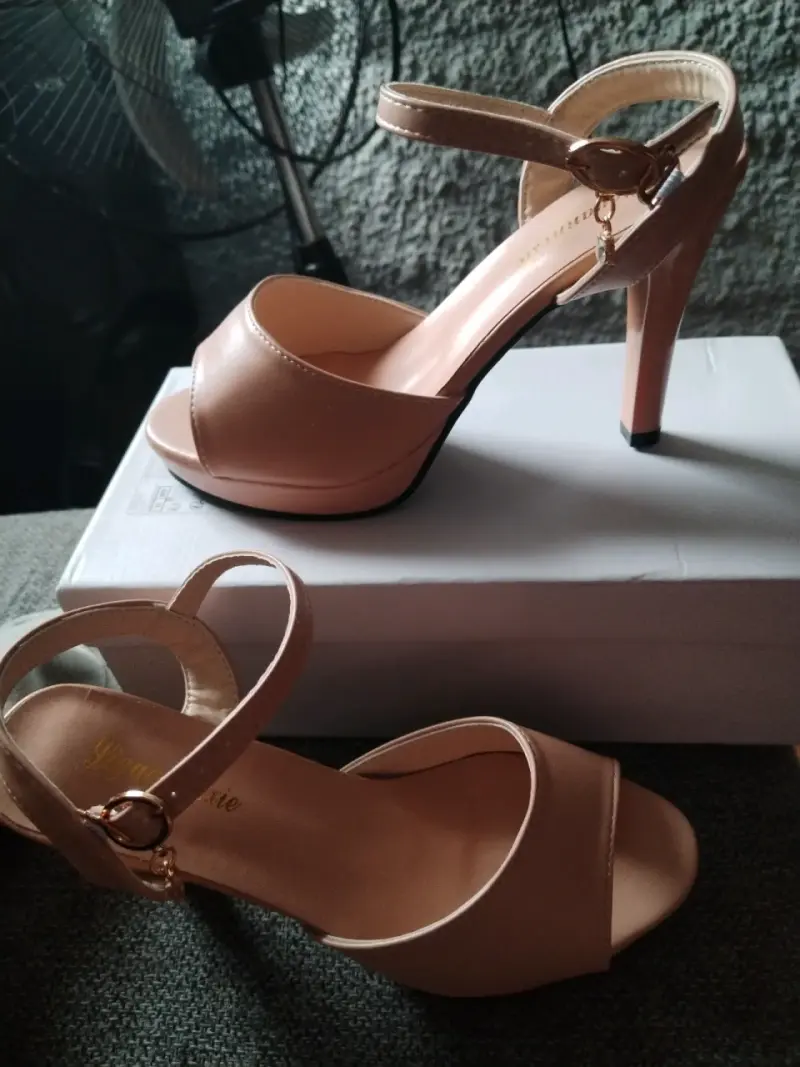 Sandalias de tacón alto color nude elegante - 1