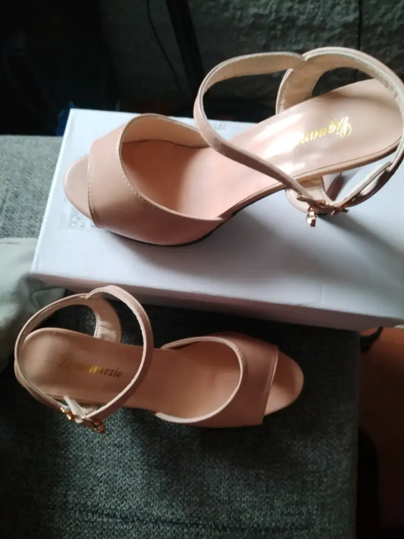 Sandalias de tacón alto color nude elegante - 2