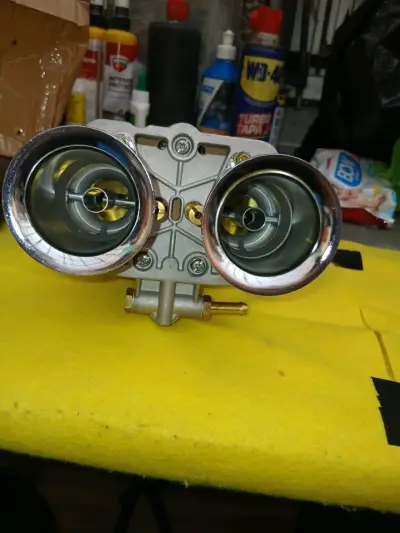 Carburador doble para motor de alto rendimiento - miniatura 1