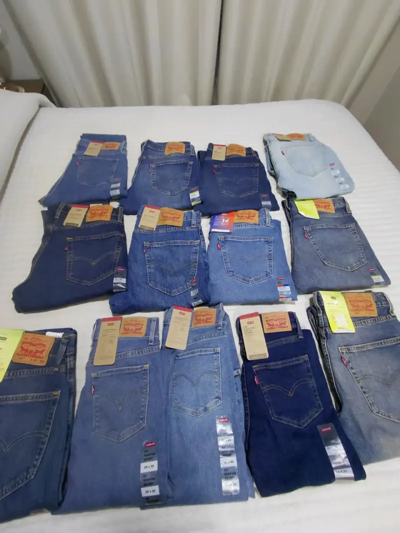Jeans Levi's para hombre en varios colores