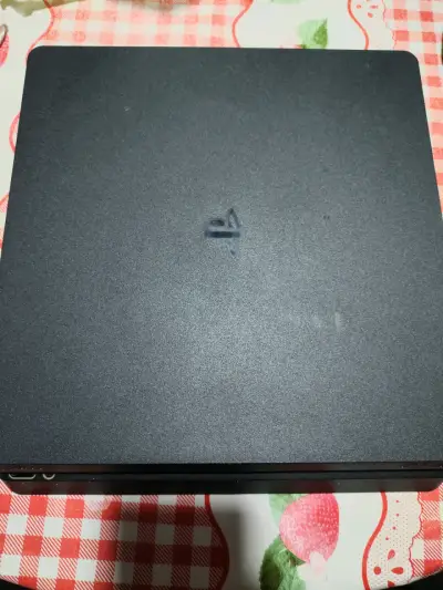 Consola PlayStation 4 , 3 controles y un cargador - miniatura 1