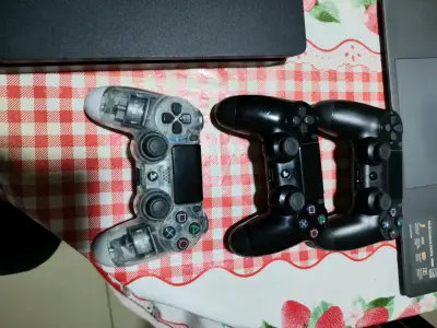 Consola PlayStation 4 , 3 controles y un cargador - miniatura 2