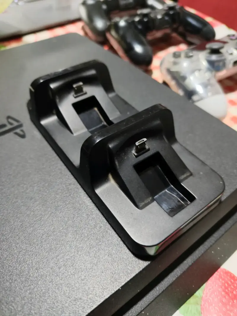 Consola PlayStation 4 , 3 controles y un cargador - 3