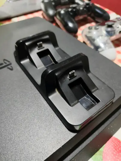 Consola PlayStation 4 , 3 controles y un cargador - miniatura 3
