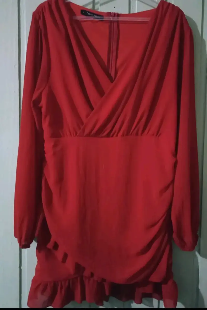 Vestido rojo elegante con volantes