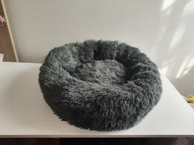 Cama redonda para mascotas gris suave - miniatura 3