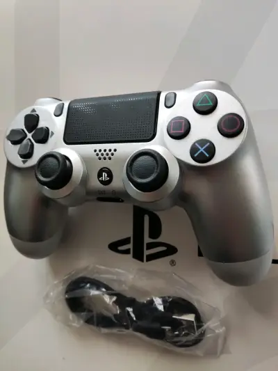 Control inalámbrico plateado para PlayStation 4 - miniatura 2