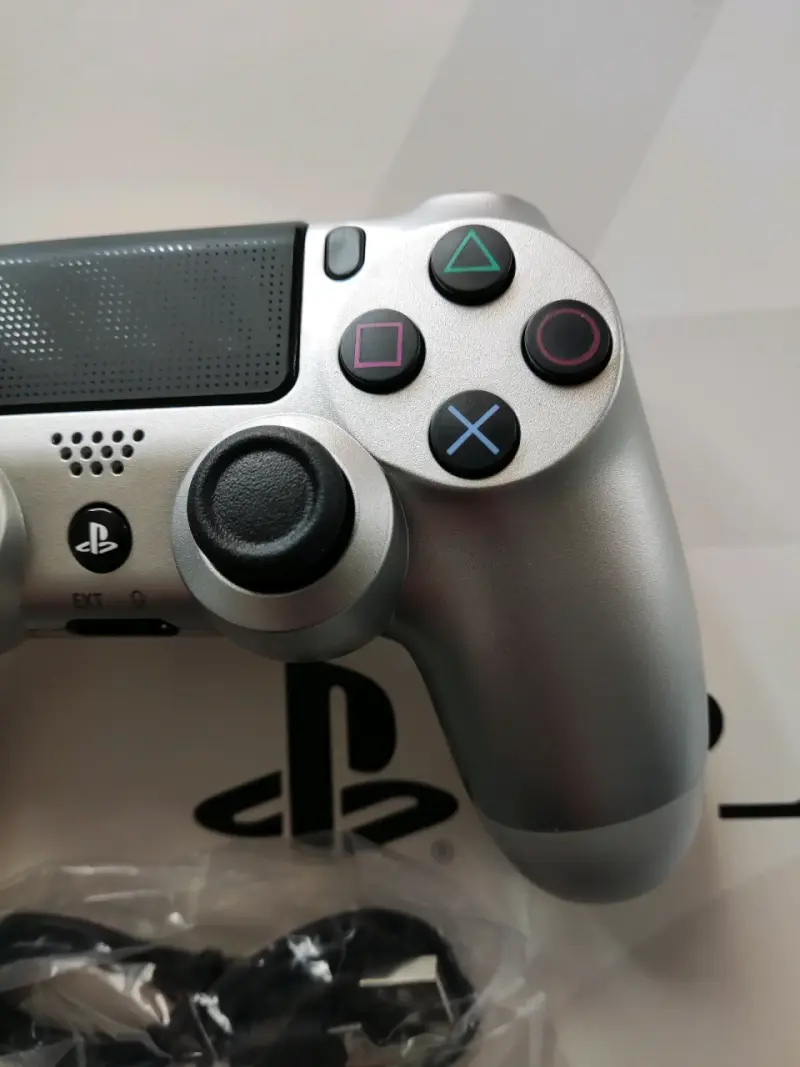 Control inalámbrico plateado para PlayStation 4 - 4