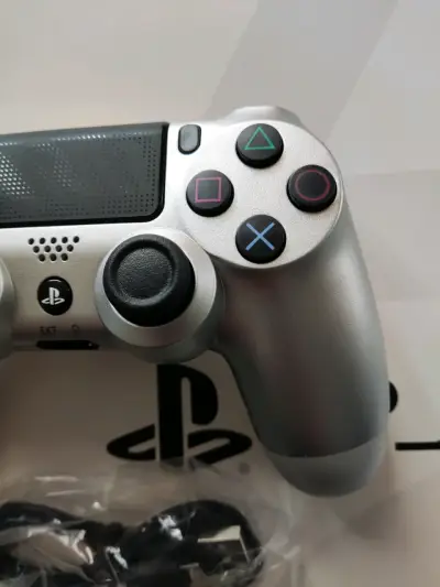 Control inalámbrico plateado para PlayStation 4 - miniatura 4
