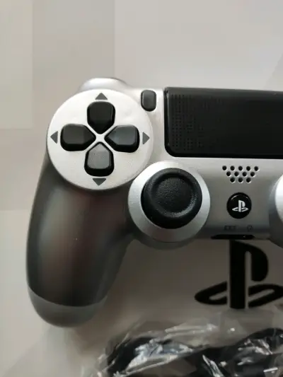 Control inalámbrico plateado para PlayStation 4 - miniatura 5