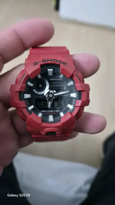 Reloj Casio G-Shock rojo resistente al agua - miniatura 1