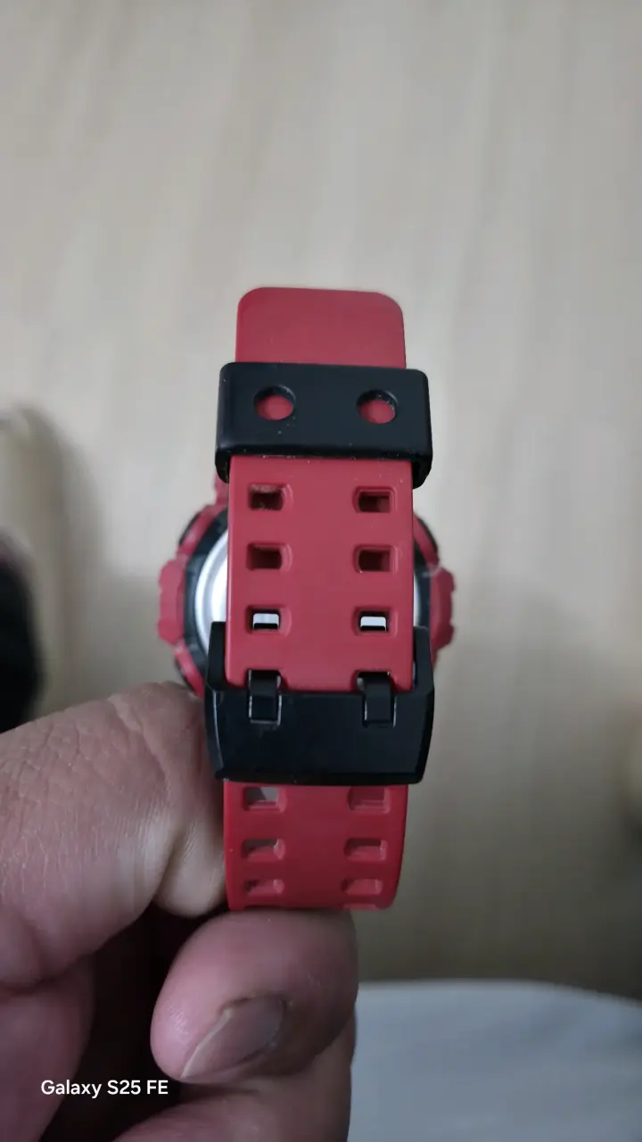 Reloj Casio G-Shock rojo resistente al agua - 4