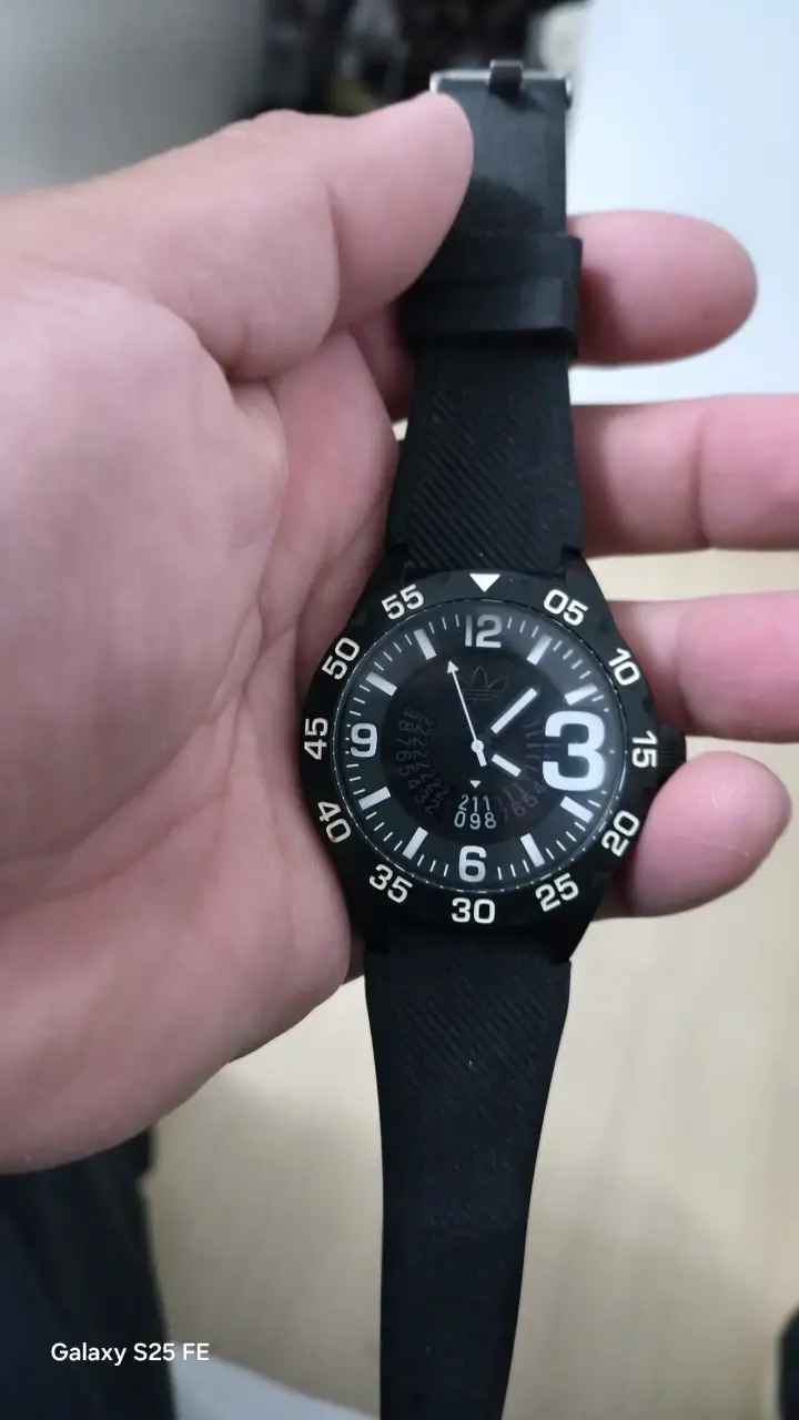 Reloj deportivo negro Adidas con correa de silicona - 1