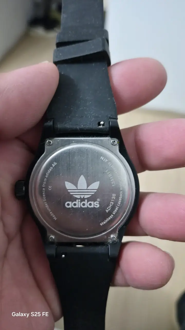 Reloj deportivo negro Adidas con correa de silicona - 2