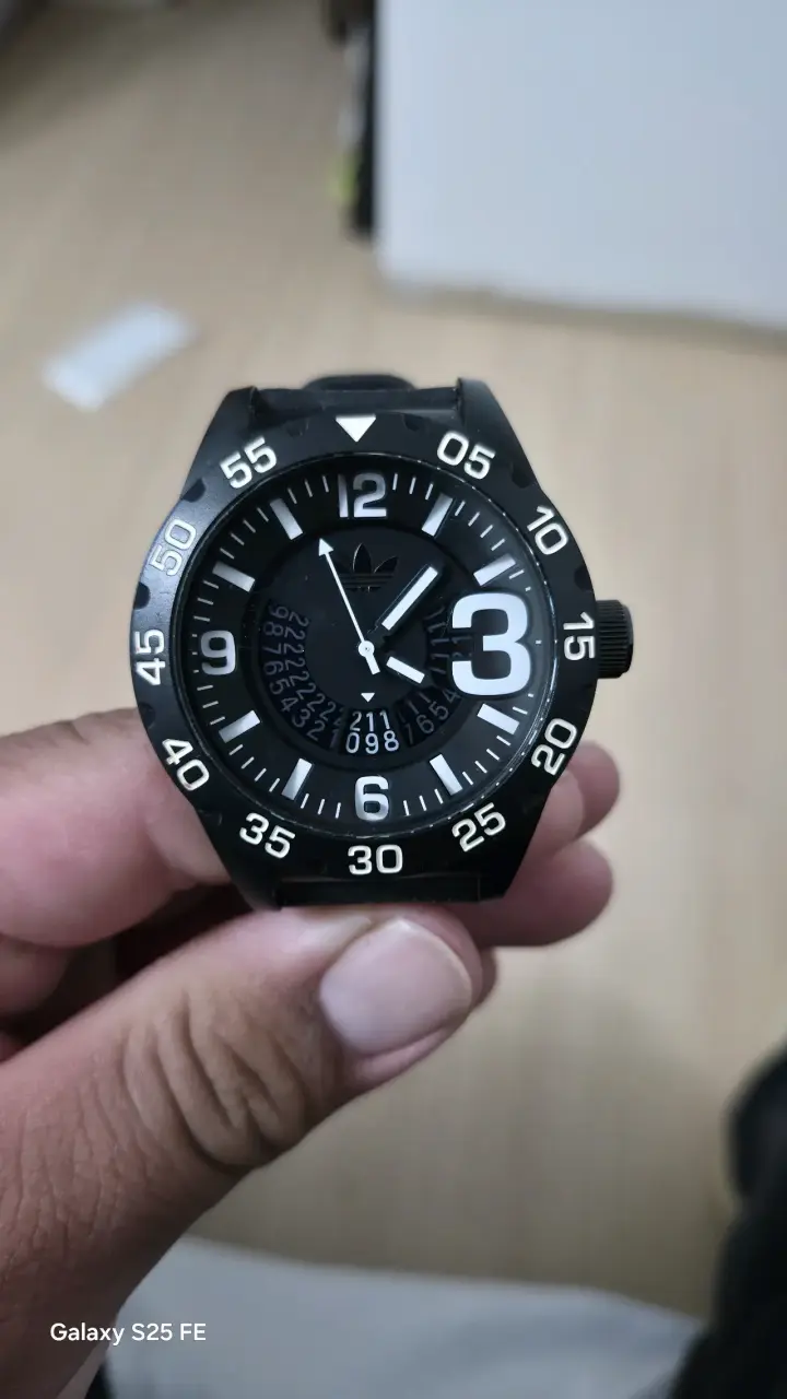 Reloj deportivo negro Adidas con correa de silicona - 3