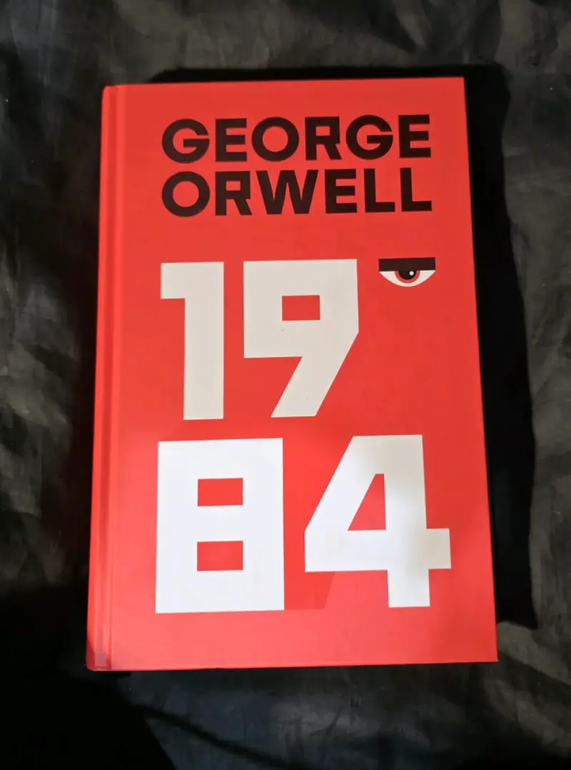 Libro 1984 de George Orwell en tapa dura - 1