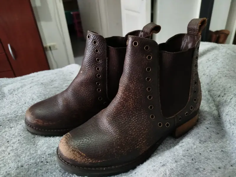 Botines de cuero marrón con detalles metálicos - 1