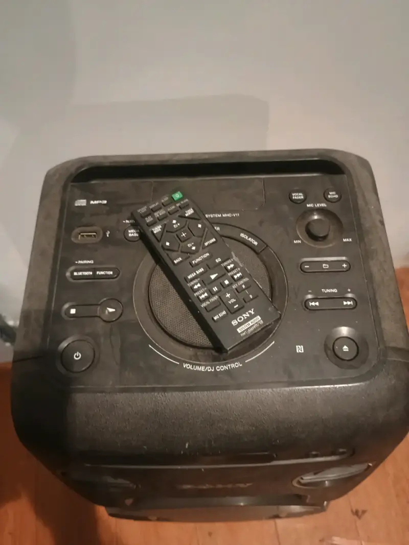 Parlante Sony con control remoto - 2